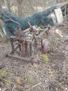 tříradličný pluh jednostranný nesený