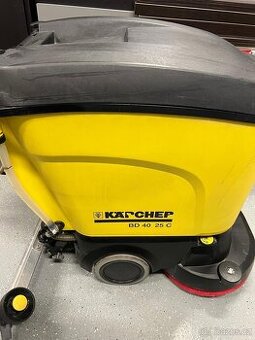 Podlahový mycí stroj