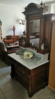 Starožitný toaletní stolek se zrcadlem