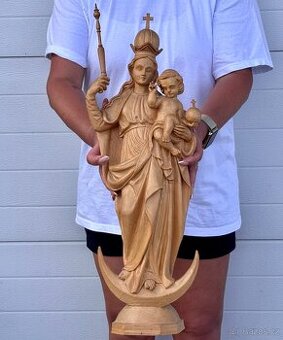 Velká dřevěná socha Panna Marie s korunkou