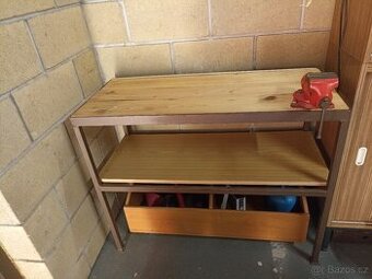 Dílenský stůl se svěrákem