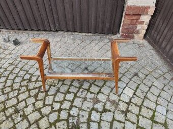 starý květinový stolek