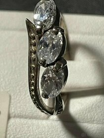 Stříbrný prsten 3 velké zirkony