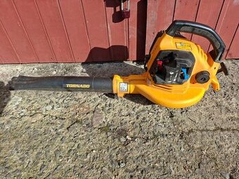 Benzínový fukar na listí