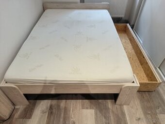 Postel z masivu 140200 s úložným šuplíkem a stolečkem