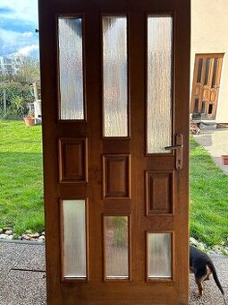 Prodám zachovalé dubové vchodové dveře, bez zárubně.