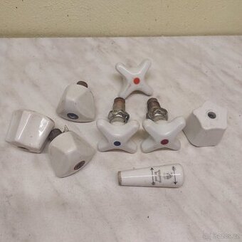 Staré porcelánové růžice k umyvadlům.