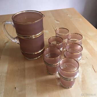 Skleněný džbán a sklenice