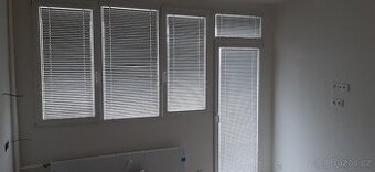 žaluzie 5 oken různé rozměry a barvy