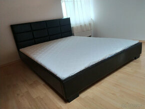 Manželská postel 160x200 s lamelovým roštem a matrací. Černá