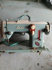 Starý šicí stroj LADA