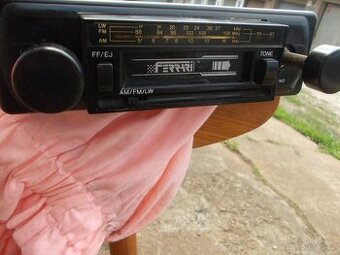 staré autoradio kulisu