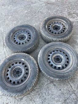Pneu 205/65 R15 C na ráfkách Peugeot Partner, vzorek 8mm
