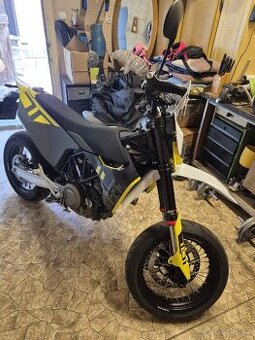 Husqvarna 701 supermoto