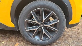 Pneu Yokohama Advan 225/55/18 z nového Lexus LBX