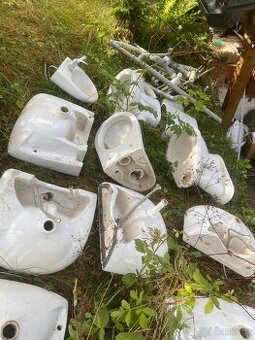 UMÝVADLA, TOALETY, PISOÁRY