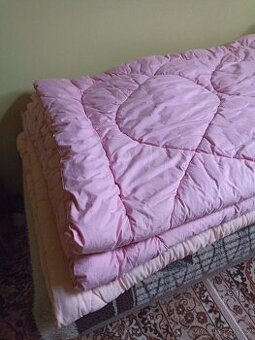 Prodám vlněnou přikrývku.