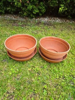 Dva květináče průměr 20cm i s miskama.