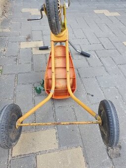 Retro / starý / šlapací / odrážedlo