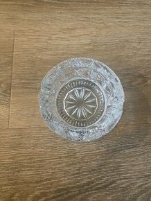 Popelník z broušeného skla