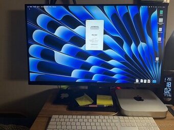 Apple Mac min set s monitorem a klávesnicí.