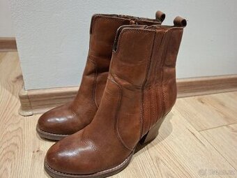 Damske kotnikove boty 39