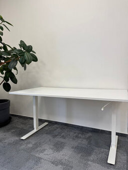 Manuálně výškově nastavitelný stůl