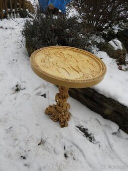 PĚKNÝ STYLOVÝ STOLEK.