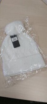 Krásná čepice s bambuli nova