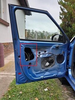 Koupím přední levé i pravé dveře FABIA 2 bourané.