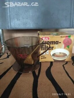 Kávová filtrovací nádoba na 4 šálky.