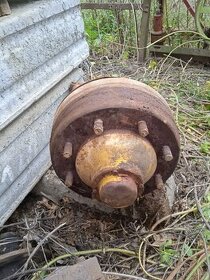 Náboj kola na vlekčku