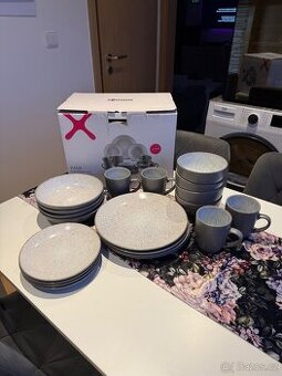 NOVÁ jídelní souprava