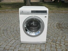 PRAČKA S PÁROU ELECTROLUX S VELKOU NÁPLNÍ 10KG,A+++,INVERTOR