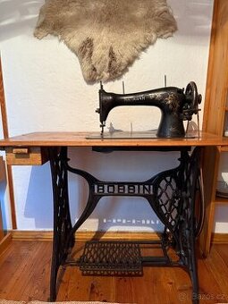 Starožitný šicí šlapací stroj BOBBIN NEUMANN