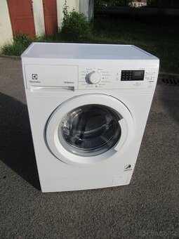 Nabízím pračku Elektrolux. přední plnění na 5 kg prádla. Pl