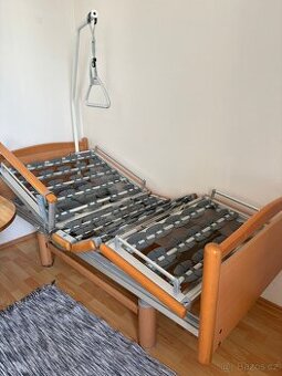 Zdravotní polohovací postel