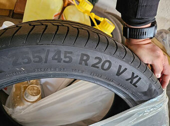 Pneu Continental 255/45 R20 V XL