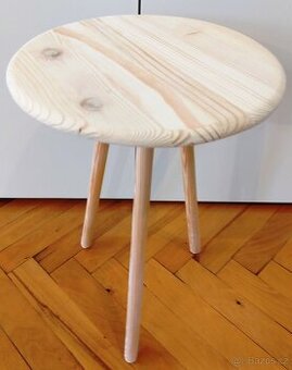 Květinový stolek na trojnožce.,,