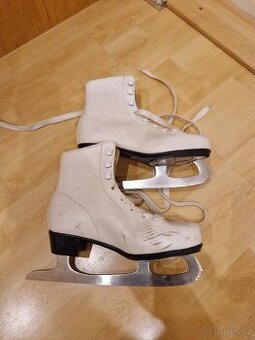 Dívčí lední brusle