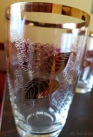 sklenice zlatem zdobené