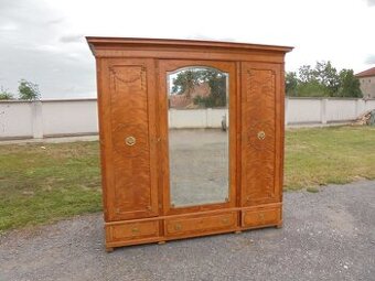 Velká starožitná zámecká skříň