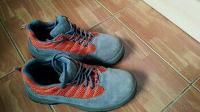 Pracovní, bezpečnostní boty s kovovou špičkou vel.40