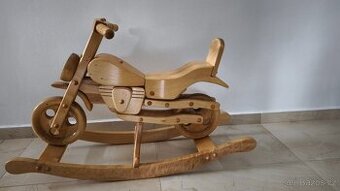 Houpací dřevěná motorka