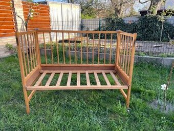 Dřevěná dětská postýlka k manželské posteli