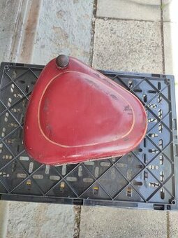 Kastlik baterie Jawa Pérák červený.