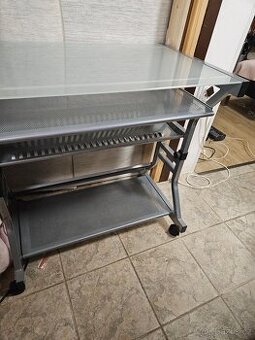 Prodám  PC stolek na kolečkách