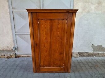 Starožitná dubová skříň