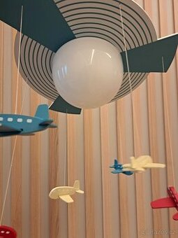 Dětský lustr s letadélky