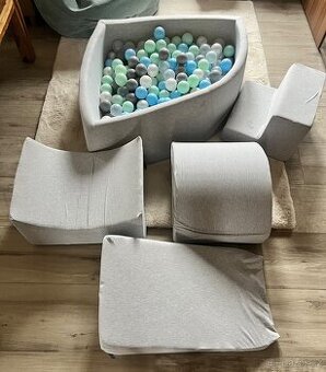 Suchý bazének s pěnovým hřištěm